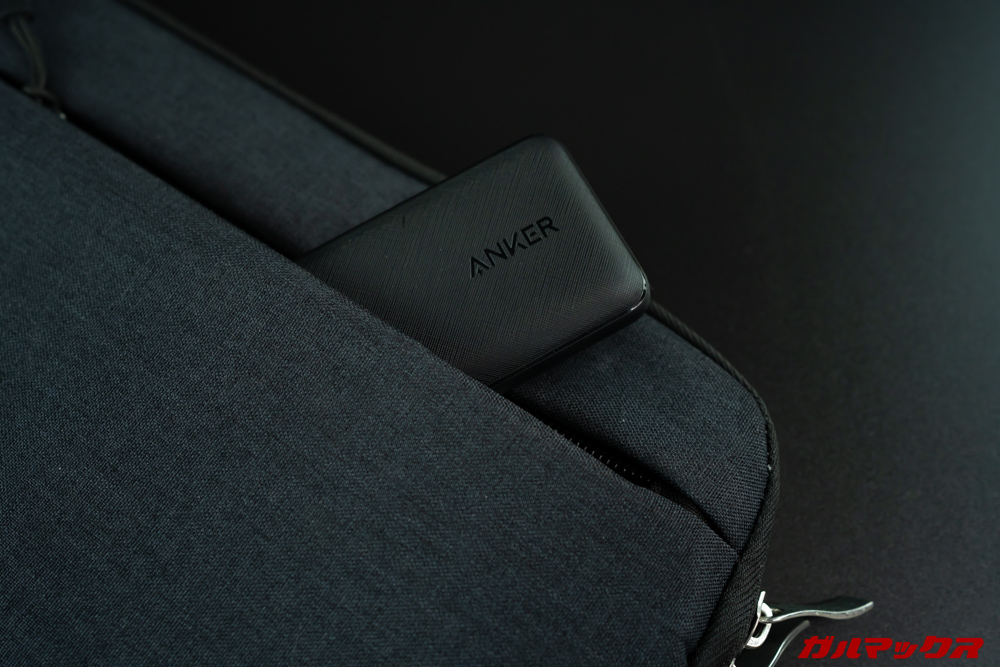 Anker-PowerPort-Atom-III-Slimは薄型なんでカバンのポケットに入れてもかさばらない