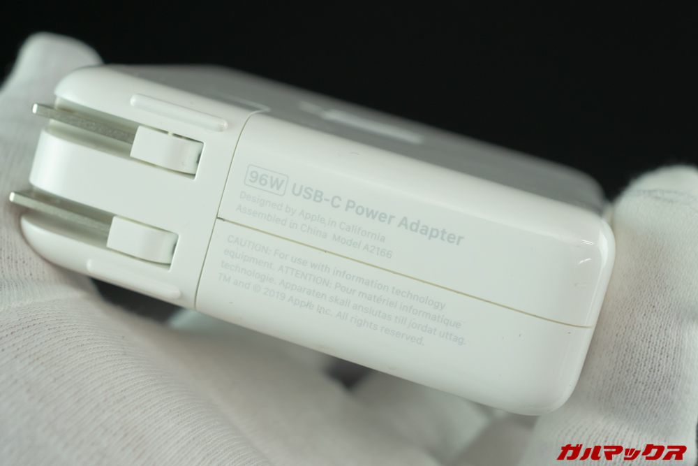 Anker-PowerPort-Atom-III-SlimはMacBook Proの96W充電器には遠く及ばないのでフルスペック充電は出来ない。