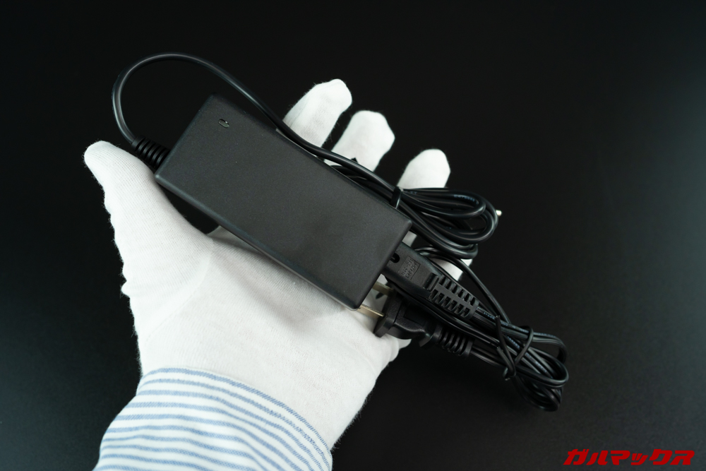 Anker-PowerPort-Atom-III-Slimに入れ替える予定の充電器はアダプタータイプで巨大