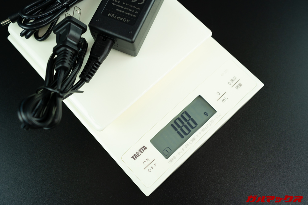 Anker-PowerPort-Atom-III-Slimと入れ替える予定のアダプターは200g近い重量