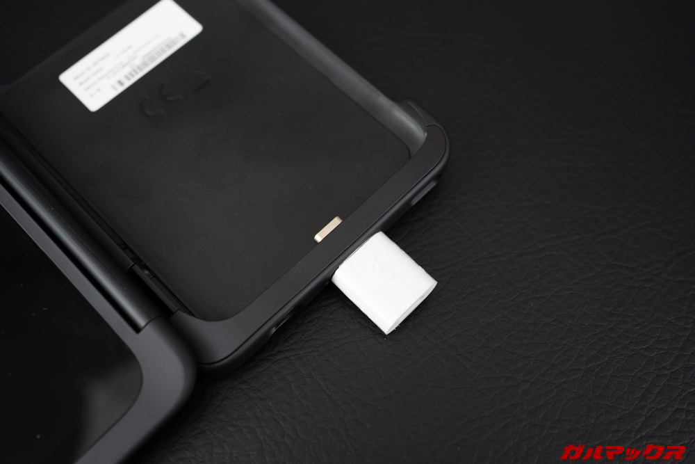 LG G8X ThinQの2画面ユニットを取り付けている時は充電ケーブルがそのままさせないので、付属のマグネットアタッチメントを利用する。