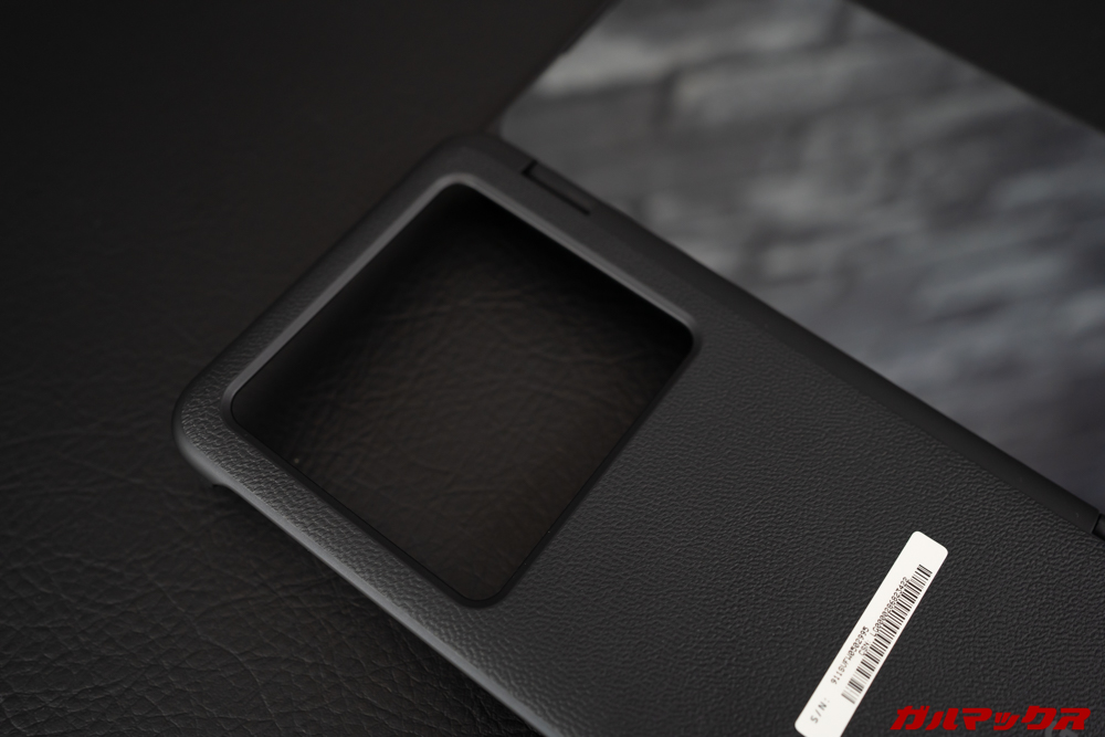 LG G8X ThinQの2画面ユニット背面は非常に大きな開口となっている。