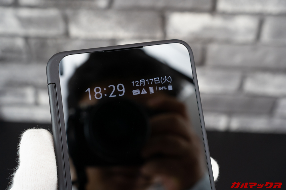 LG G8X ThinQは閉じた状態でも各種情報をチェック出来る小窓が備わっている