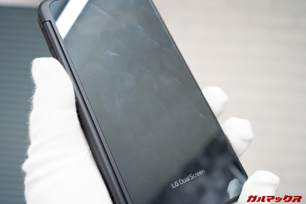 LG G8X ThinQのケースは鏡なんだけど指紋が目立つ