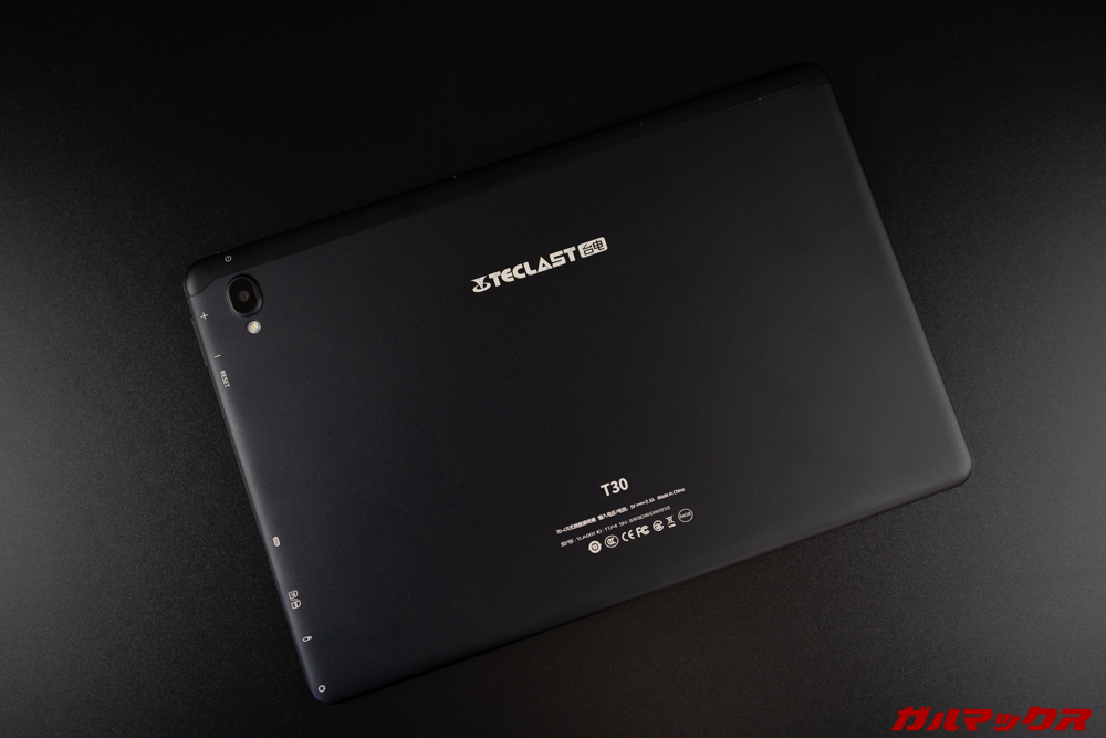 Teclast T30の背面はブラックでマッドな仕上げ