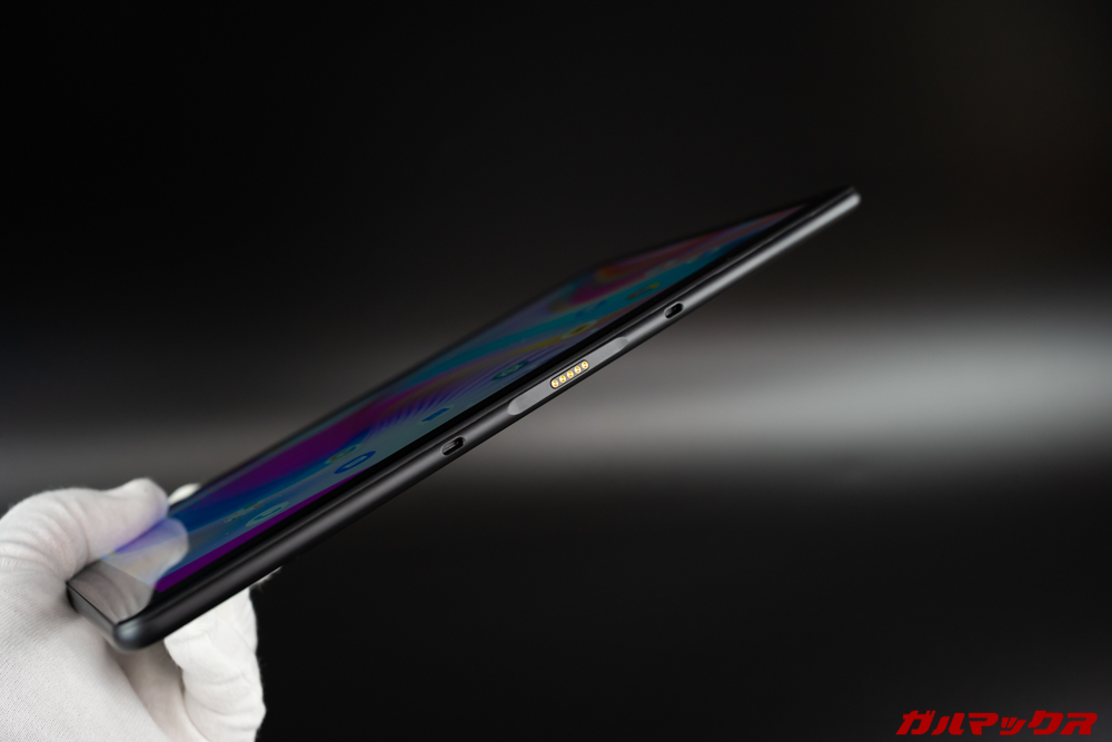 Teclast T30は専用キーボードを専用の端子に磁石で固定するタイプ