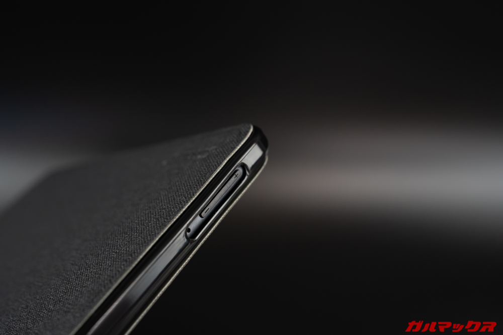 Teclast T30の専用キーボードは分厚いのでボタン類が奥に引っ込んだ感じで押しにくい