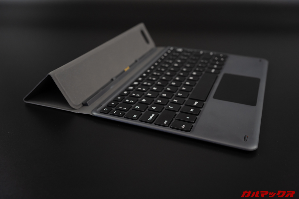 Teclast T30の専用キーボードカバーは背面が折れ曲がりスタンドになる