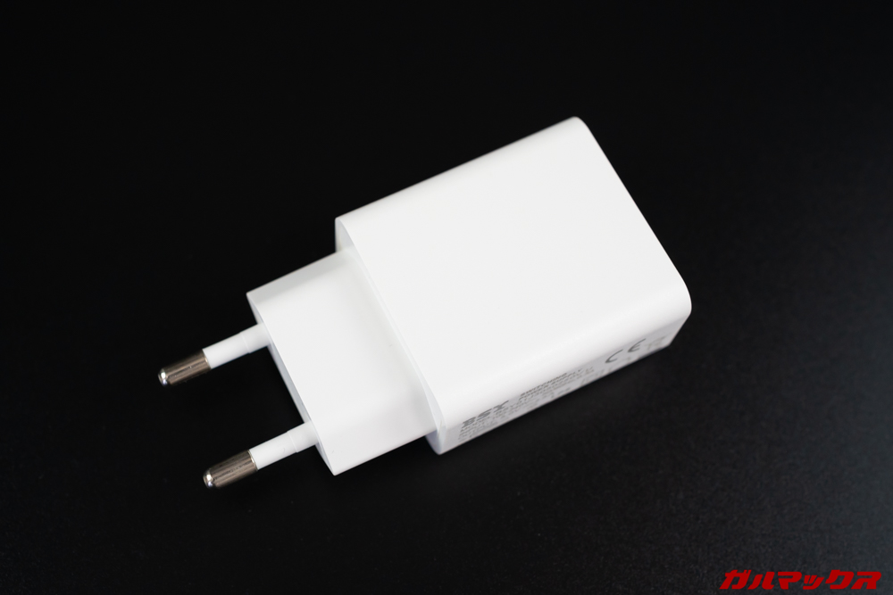 Teclast T30の充電器は日本のコンセントに合わない形状なので注意