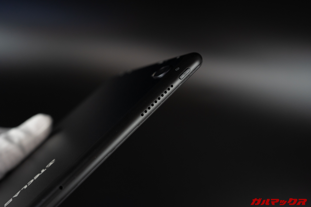 Teclast T30のスピーカーも横持ちした状態で上部の左右に配置となる