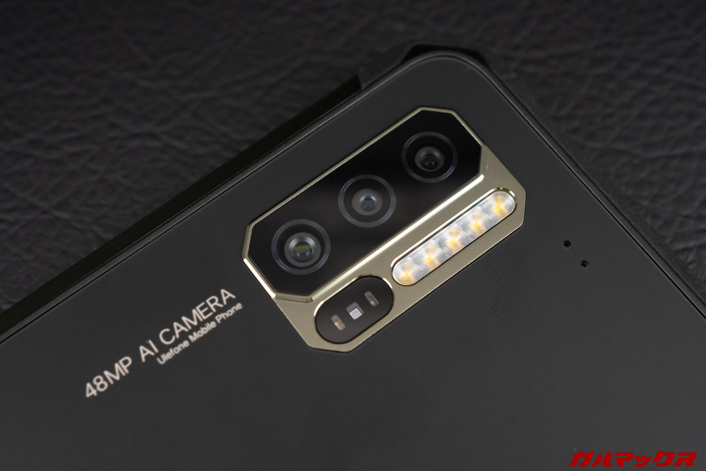 Ulefone Armor 7のカメラユニットは5連フラッシュと心拍センサーがワンユニットで埋め込まれている。