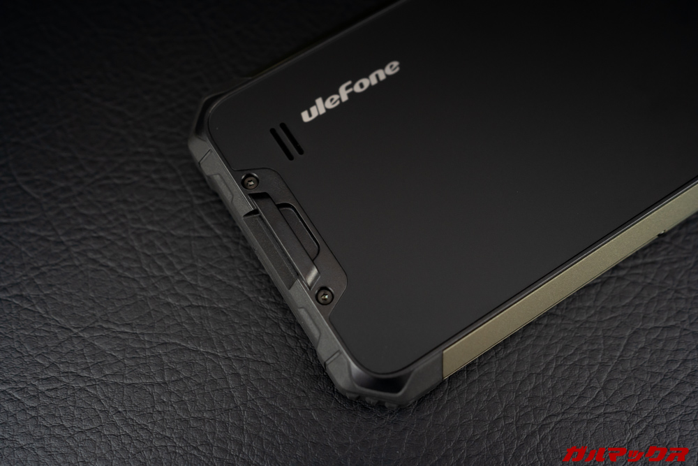Ulefone Armor 7のスピーカーは本体背面に搭載。ストラップホールも備わっている。