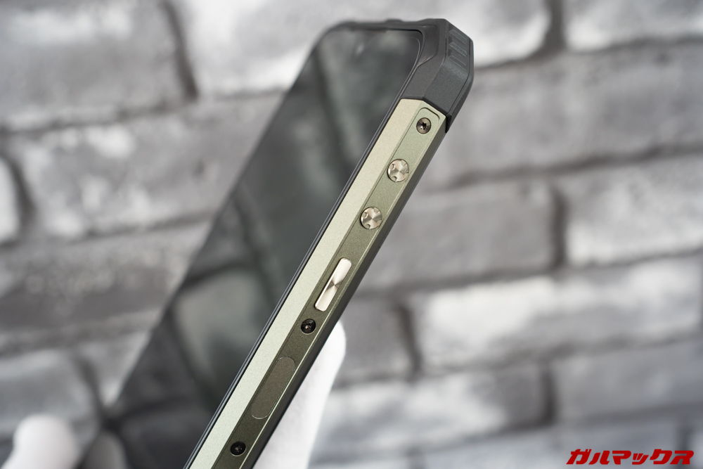 Ulefone Armor 7のボタンは独特なデザインに加工されていてカッコいい
