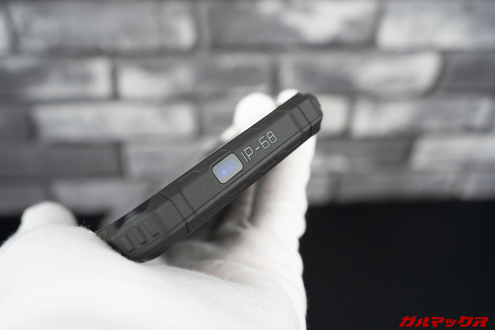 Ulefone Armor 7の本体上部にセンサーがあるけどディスプレイの明るさを調整するセンサー。