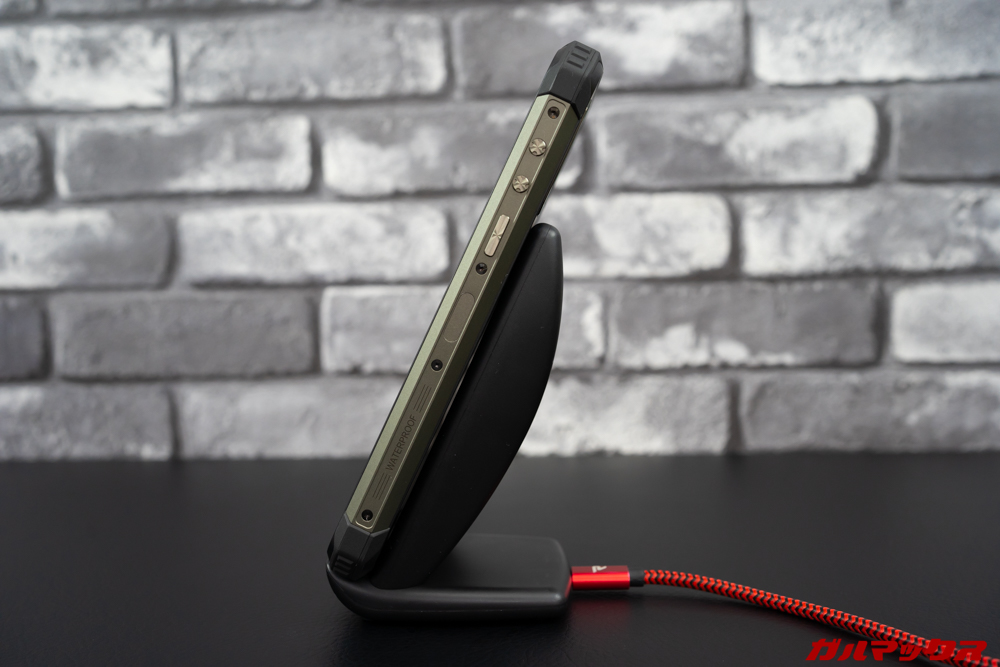 Ulefone Armor 7はワイヤレス充電に対応しているのでスマート。