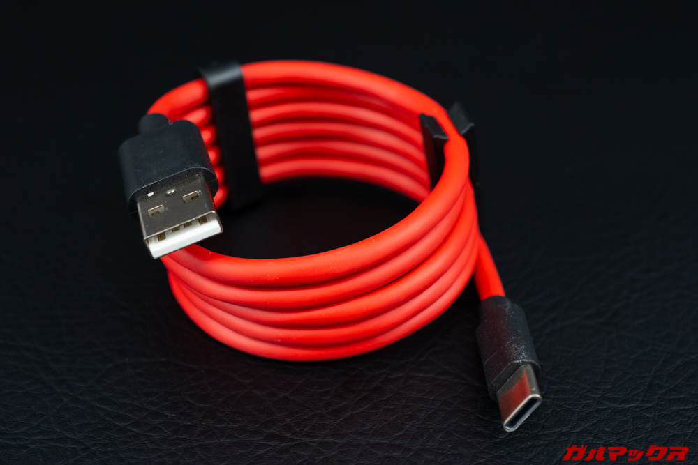 付属ケーブルは向きに関係なく挿すことが出来るUSB Type-Cケーブルが付属