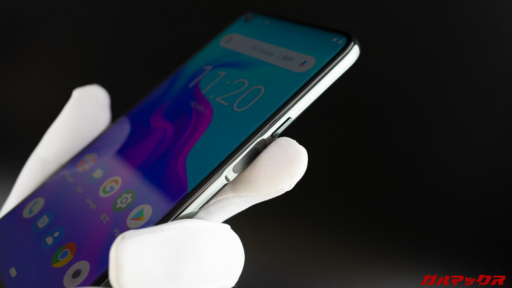 片手で持つとこんな感じ。操作は両手操作がオススメ！