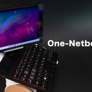 エンジニア向けUMPC「One-Netbook A1」の試作機で筐体の仕上がりをチェックする