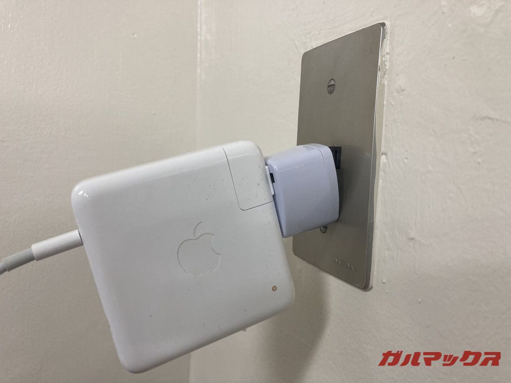 重いACアダプタは変換プラグを噛ませると落ちる