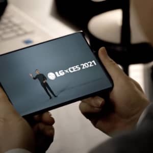 2021年に注目のスマホギミックはこれ！LG電子がディスプレイ巻き取りスマホを公開！