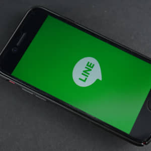 総務省、LINEの個人情報の管理不備を受けて行政サービスを停止へ