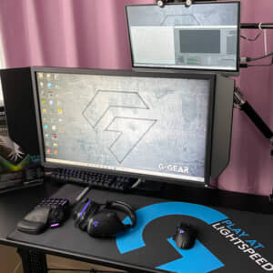 FPSでローセンシ気味の人、巨大マウスパッドとモニターアームで操作環境めっちゃ良くなるよ
